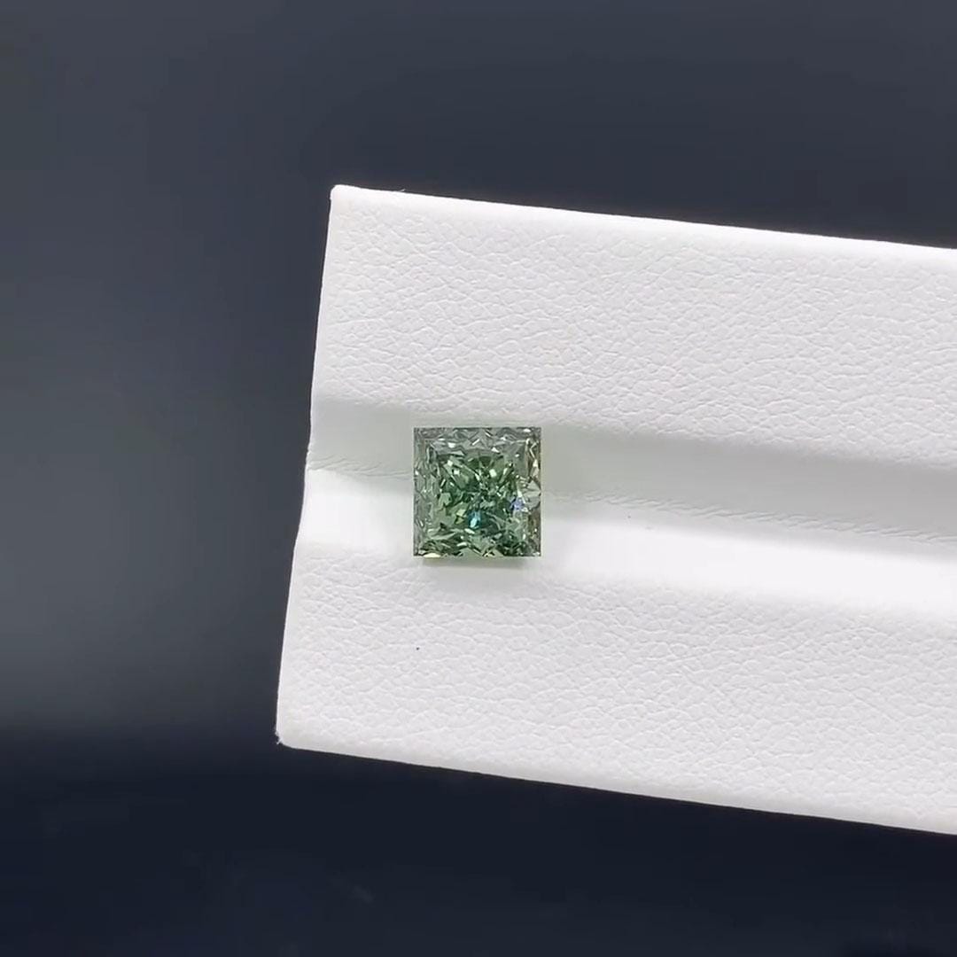 1.05ct princess Lab Grown Diamond: Fancy Vivid Green VS1, IGI Certified