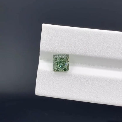1.05ct princess Lab Grown Diamond: Fancy Vivid Green VS1, IGI Certified