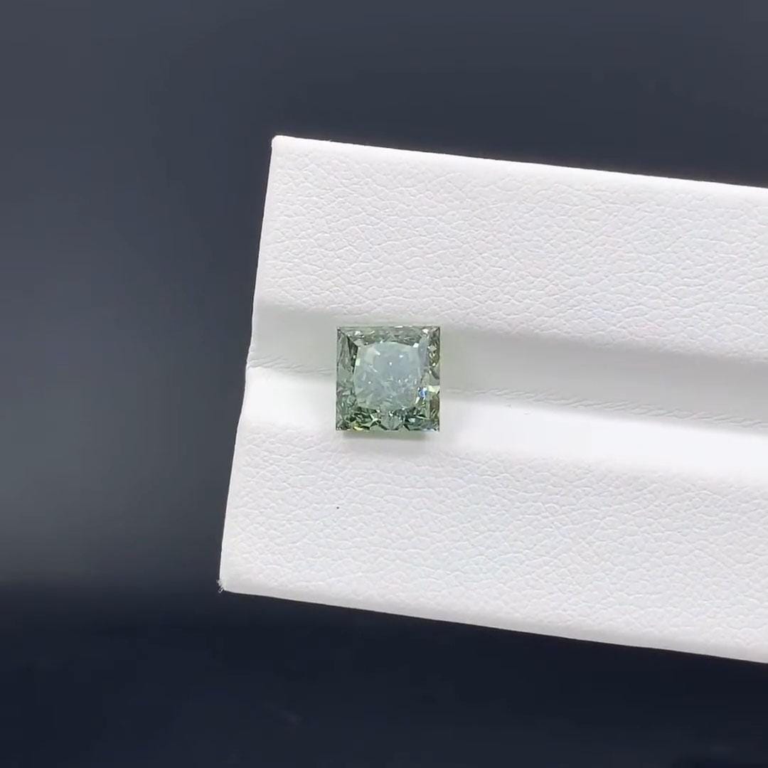 1.05ct princess Lab Grown Diamond: Fancy Vivid Green VS1, IGI Certified