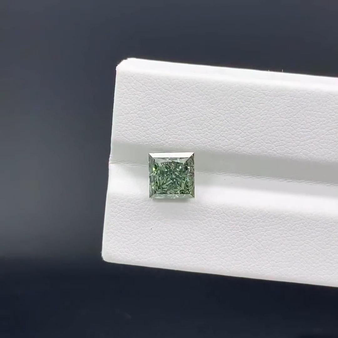 1.05ct princess Lab Grown Diamond: Fancy Vivid Green VS1, IGI Certified