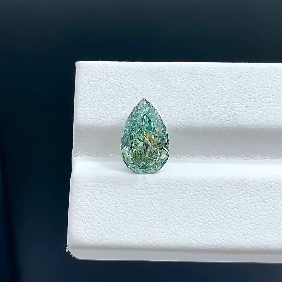 2.00 ct Pear Lab Grown Diamond: Fancy Vivid Green VS1, IGI Certified