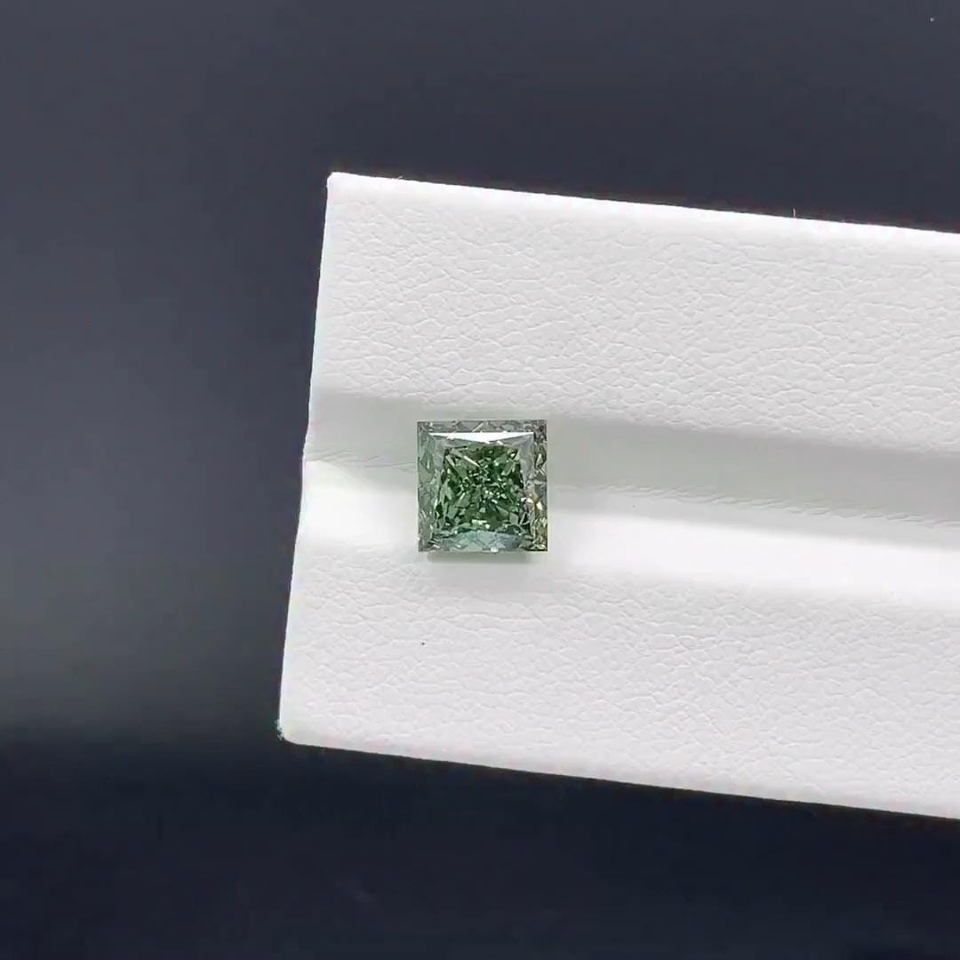 1.05ct princess Lab Grown Diamond: Fancy Vivid Green VS1, IGI Certified