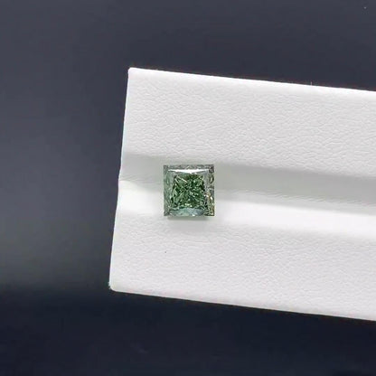 1.05ct princess Lab Grown Diamond: Fancy Vivid Green VS1, IGI Certified
