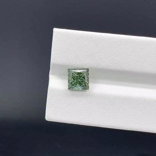 1.05ct princess Lab Grown Diamond: Fancy Vivid Green VS1, IGI Certified